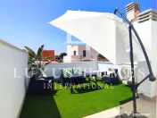 O casă mare, cu terasă, piscină și terasă pe acoperiș, situată aproape de mare