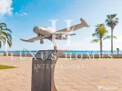 O casă mare, cu terasă, piscină și terasă pe acoperiș, situată aproape de mare