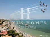 O casă mare, cu terasă, piscină și terasă pe acoperiș, situată aproape de mare