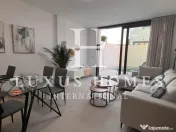 O casă mare, cu terasă, piscină și terasă pe acoperiș, situată aproape de mare