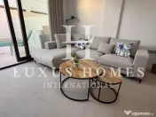 O casă mare, cu terasă, piscină și terasă pe acoperiș, situată aproape de mare