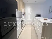 O casă mare, cu terasă, piscină și terasă pe acoperiș, situată aproape de mare