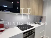 O casă mare, cu terasă, piscină și terasă pe acoperiș, situată aproape de mare