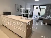 O casă mare, cu terasă, piscină și terasă pe acoperiș, situată aproape de mare