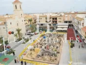 O casă mare, cu terasă, piscină și terasă pe acoperiș, situată aproape de mare