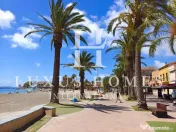 O casă mare, cu terasă, piscină și terasă pe acoperiș, situată aproape de mare