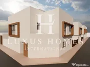 O casă mare, cu terasă, piscină și terasă pe acoperiș, situată aproape de mare