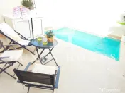 O casă mare, cu terasă, piscină și terasă pe acoperiș, situată aproape de mare