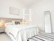 O casă mare, cu terasă, piscină și terasă pe acoperiș, situată aproape de mare