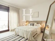 O casă mare, cu terasă, piscină și terasă pe acoperiș, situată aproape de mare