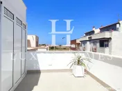 O casă mare, cu terasă, piscină și terasă pe acoperiș, situată aproape de mare