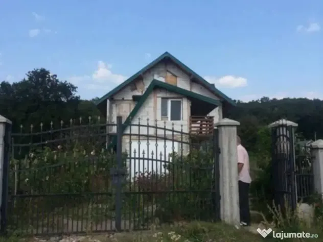 Casă la roșu + teren 1000 mp – Dobrovăț, Iași