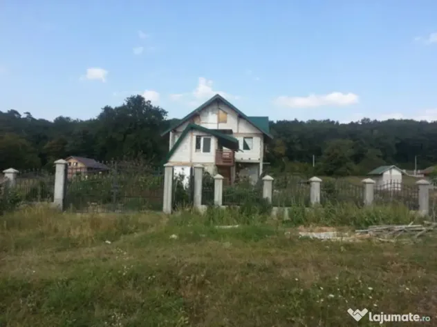 Casă la roșu + teren 1000 mp – Dobrovăț, Iași