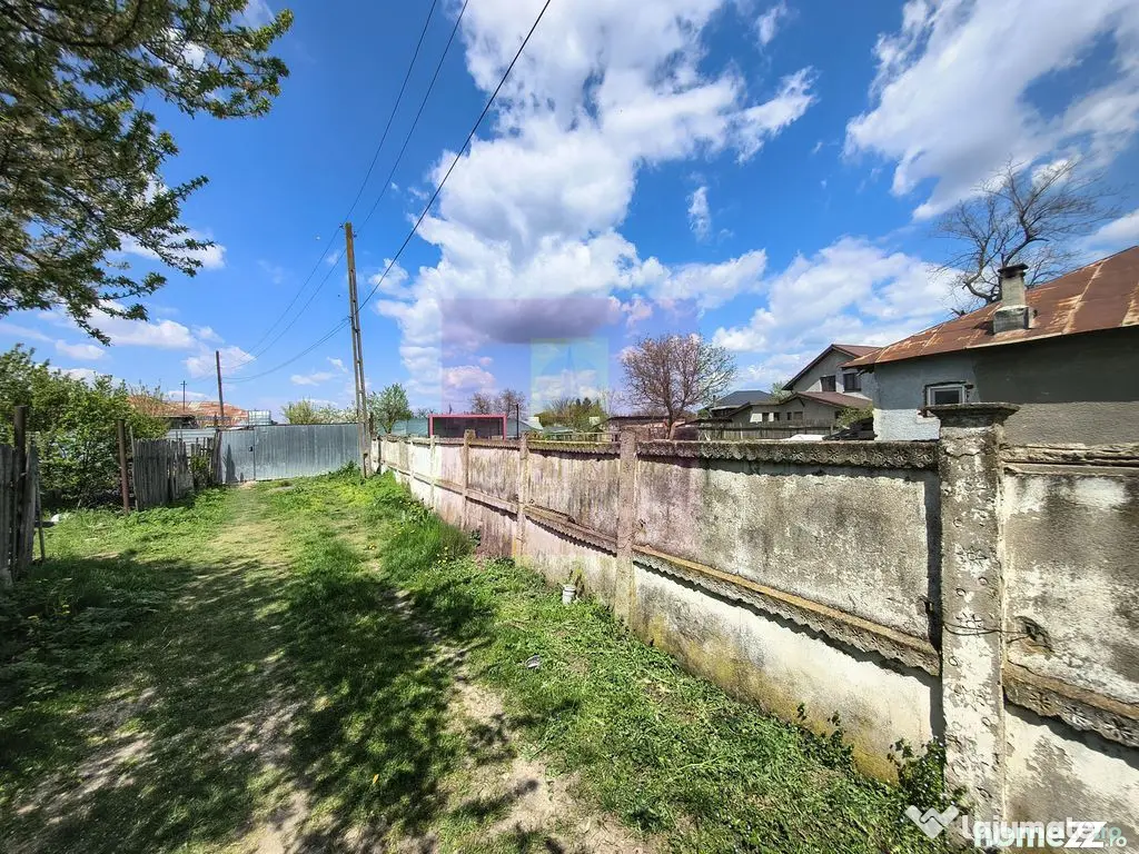 Teren cu o casă demolabilă în satul Poșta la 15 minut...