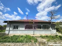 Teren cu o casă demolabilă în satul Poșta la 15 minut...