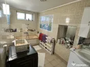 Casă spațioasă, complet mobilată, cu piscină si panouri 