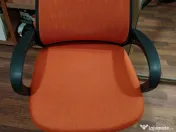 Vând 2 scaune de birou portocalii. 
