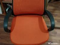 Vând 2 scaune de birou portocalii. 200 bucata sau 350 pentru ambele 