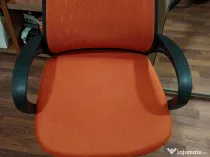 Vând 2 scaune de birou portocalii.