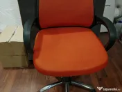 Vând 2 scaune de birou portocalii. 