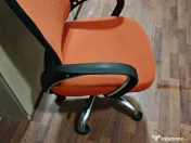 Vând 2 scaune de birou portocalii. 