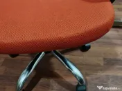 Vând 2 scaune de birou portocalii. 