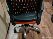 Vând 2 scaune de birou portocalii. 