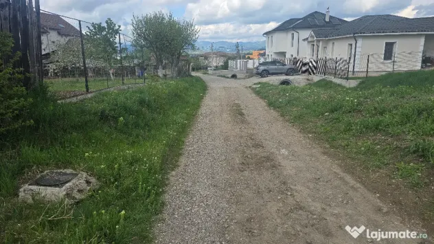 Vand teren intravilan in Zavoi partea de jos situat pe str. Sadoveanu,