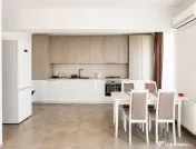 Apartament 3 camere, 2 bai, parcare proprie, cartier 