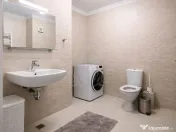 Apartament 3 camere, 2 bai, parcare proprie, cartier 