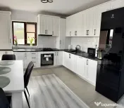 Apartament 3 camere, decomandat, curte 90 mp și 2 terase - 