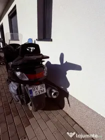 Motocicleta Yamaha Majesty 400 – Maxi-Scooter confortabil