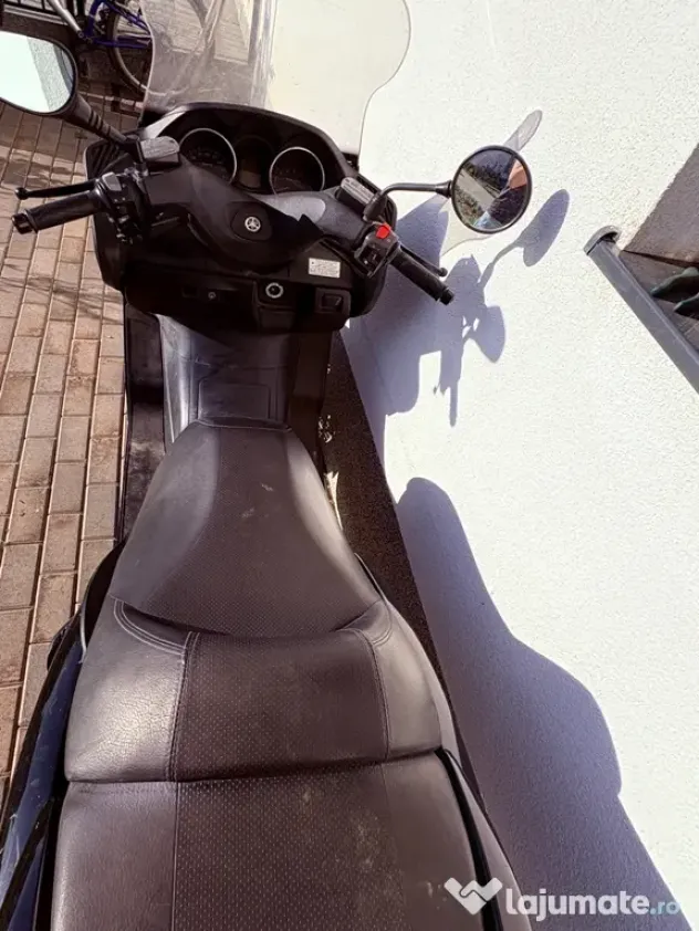 Motocicleta Yamaha Majesty 400 – Maxi-Scooter confortabil