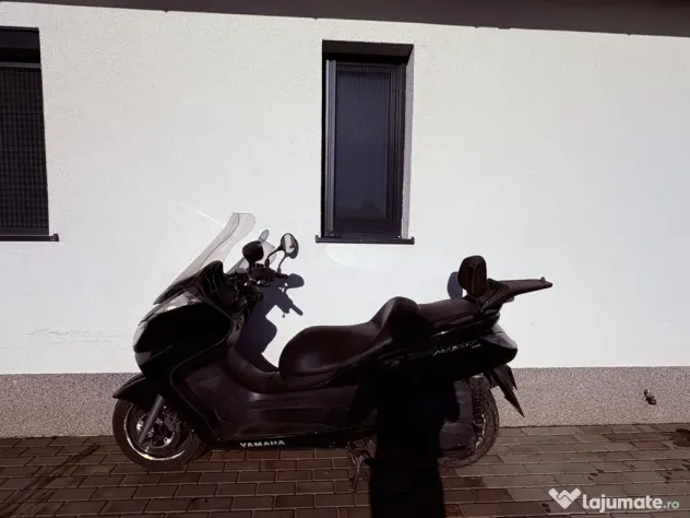 Motocicleta Yamaha Majesty 400 – Maxi-Scooter confortabil