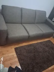 Vând o canapea cu 3 locuri 