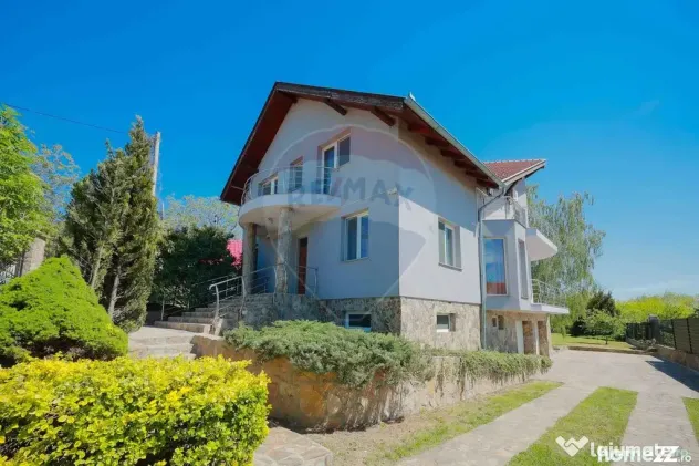 Vilă cu priveliște spectaculoasă, de vânzare, Dealul ...