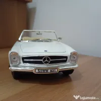 Machetă 1:18 Mercedes Benz SL 230. 