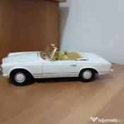 Machetă 1:18 Mercedes Benz SL 230. 