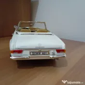 Machetă 1:18 Mercedes Benz SL 230. 