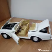 Machetă 1:18 Mercedes Benz SL 230. 