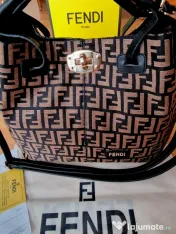Geanta Fendi new collection, material textil, l9go metalic auriu, curea detasabila umăr, saculet, etichetă