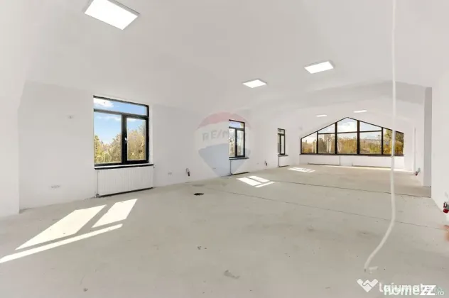 Inchiriat Spațiu comercial/locuit/birouri de 410mp în z...