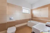 Vila solida Tractorul Coresi, spatii ample, teren 700 mp, ga 