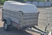 Remorca zincata autoturism 750 Kg - basculabila - 2 sectoare si capac din fibra 