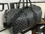 Genti de voiaj Louis Vuitton, model unisex, curea detasabila umăr, feronerie metalica inscriptionata, saculet, etichetă incluse
