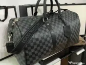 Genti de voiaj Louis Vuitton, model unisex, curea detasabila umăr, feronerie metalica inscriptionata, saculet, etichetă incluse 