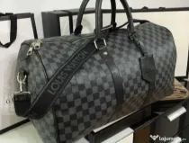 Genti de voiaj Louis Vuitton, model unisex, curea detasabila umăr, feronerie metalica inscriptionata, saculet, etichetă incluse