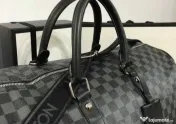 Genti de voiaj Louis Vuitton, model unisex, curea detasabila umăr, feronerie metalica inscriptionata, saculet, etichetă incluse 
