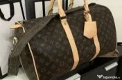 Genti de voiaj Louis Vuitton, model unisex, curea detasabila umăr, feronerie metalica inscriptionata, saculet, etichetă incluse 
