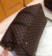 Genti de voiaj Louis Vuitton, model unisex, curea detasabila umăr, feronerie metalica inscriptionata, saculet, etichetă incluse 